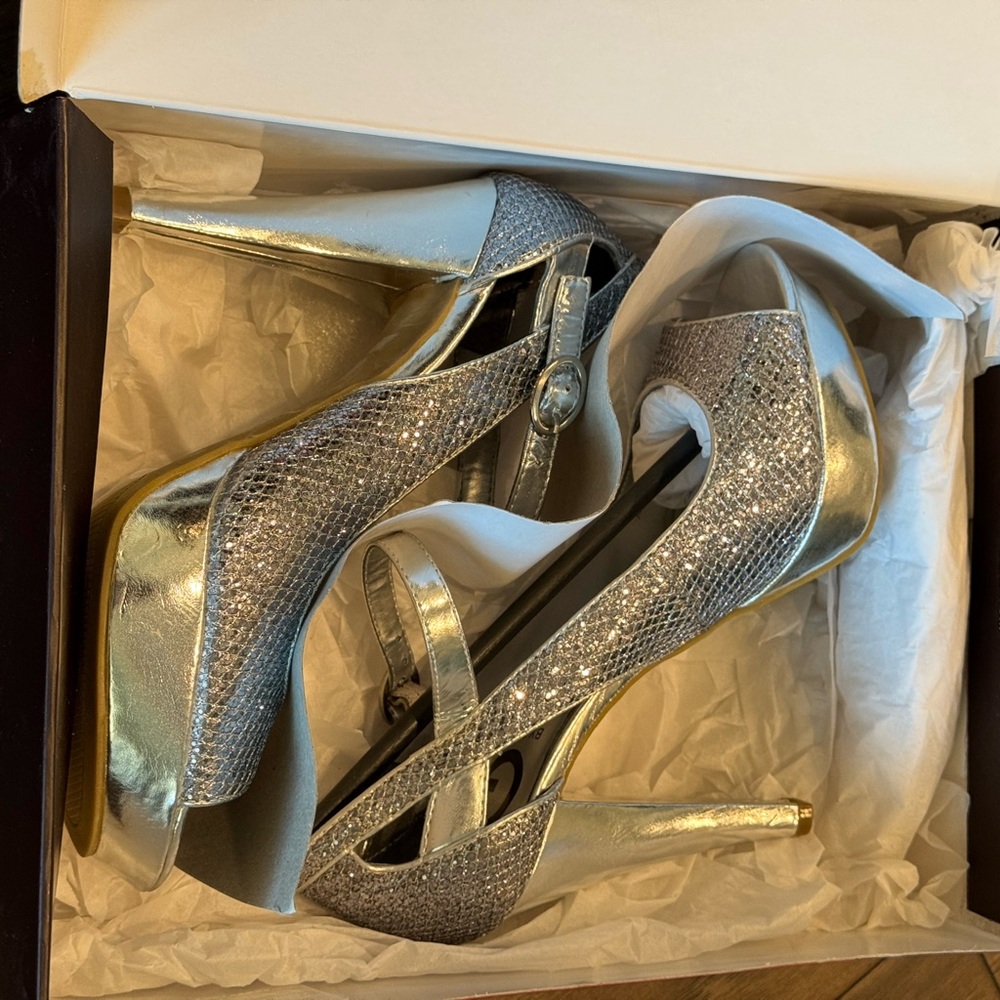 Guess Heels - Picture 7 of 8